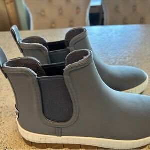 Sperry woman’s  Gray Chelsea Boots